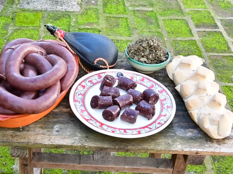 La morcilla mondonga es un embutido típico de la población de La Calzada de Oropesa (Toledo). Un ingrediente peculiar es la hierbabuena. Se lleva elaborando desde hace más de 200 años. La parte que no se utilizaba para la matanza, como la gordura y la sangre, se destinaba a elaborar esta morcilla. Se llamaba también morcilla “quitahambre” porque se consumía enseguida por las familias humildes. Hoy es un producto exquisito y muy demandado. La morcilla mondonga - La Calzada de Oropesa